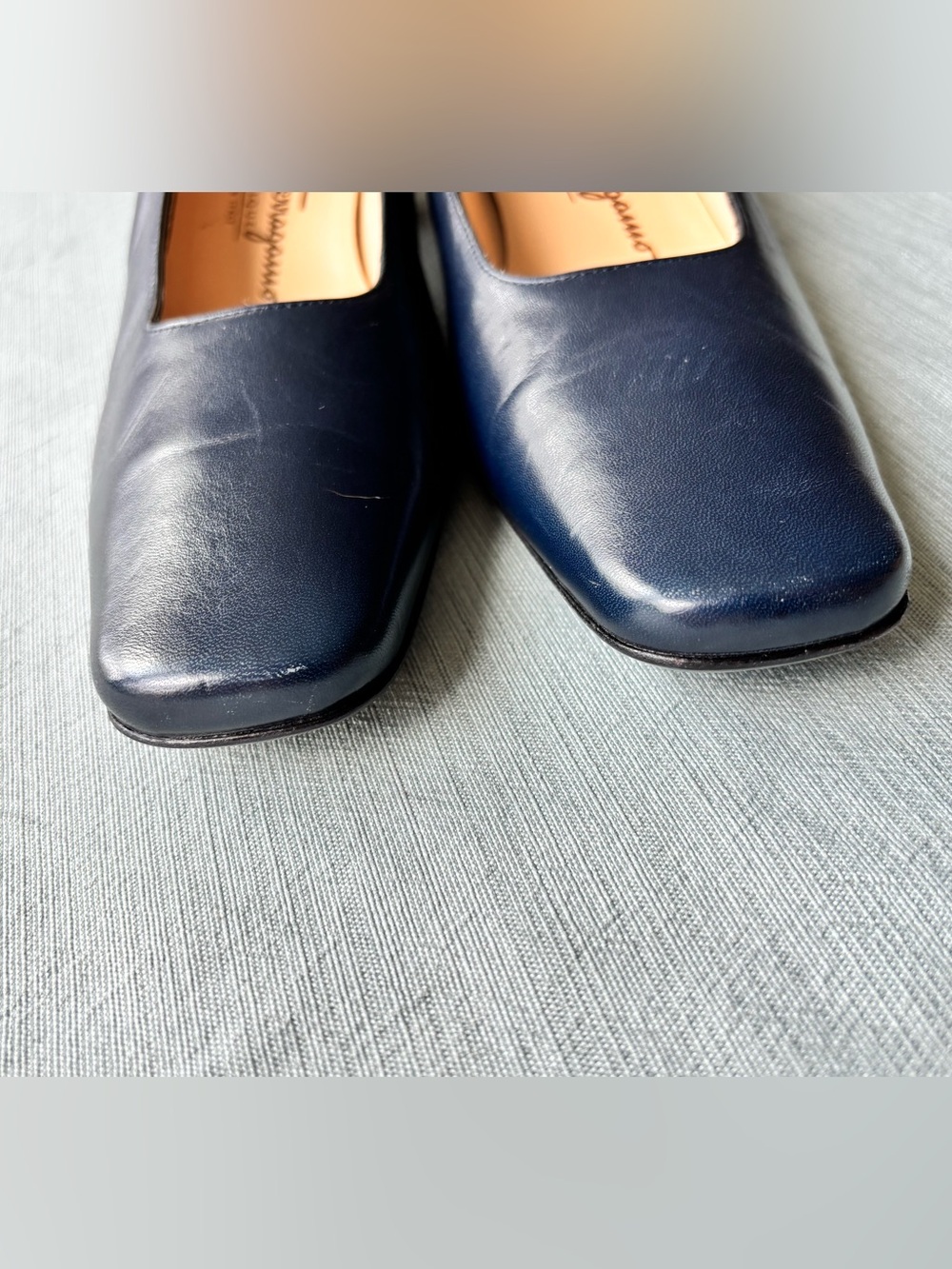 Vintage Salvatore Ferragamo Navy Leather Block Heel Pumps 8 narrow - Picture 4 of 12